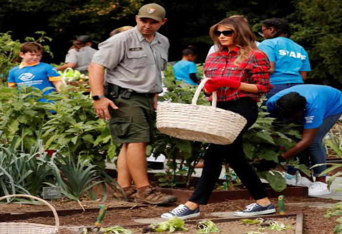 Melania Trump Bersih-bersih di Taman